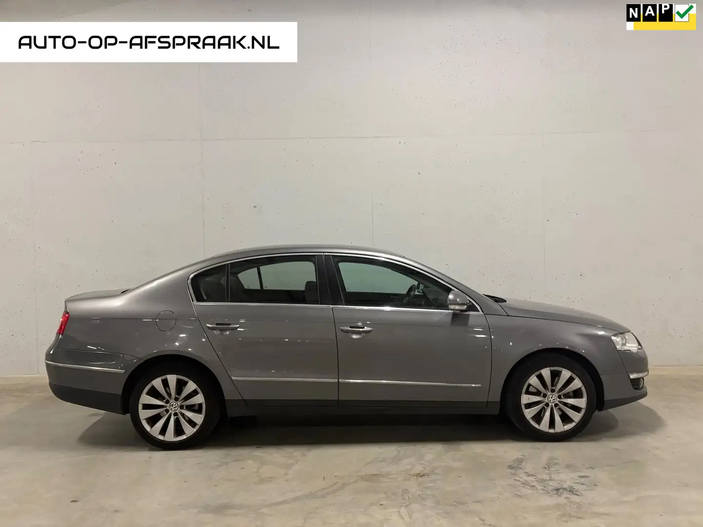 Volkswagen Passat 2.0 FSI Automaat Trekhaak APK Grijs - 1