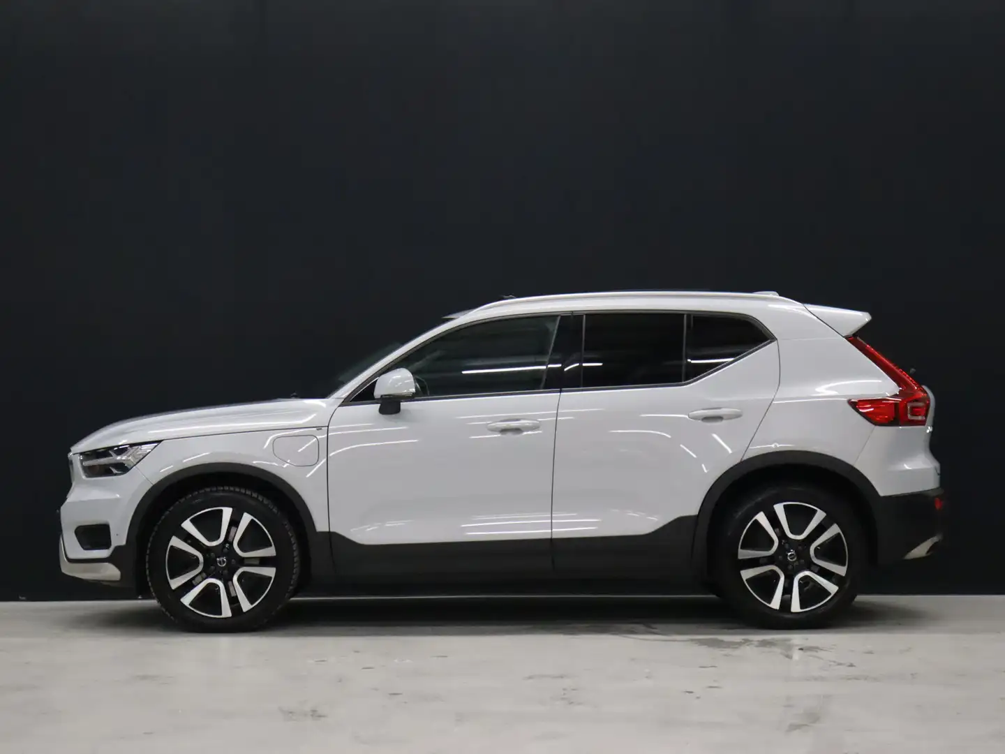 Volvo XC40 1.5 T5 Twin Engine Momentum Pro [SCHUIFKANTELDAK, Gris - 2