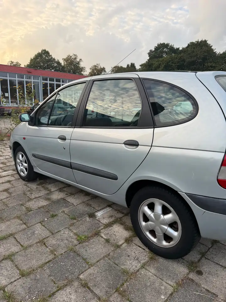 Renault Scenic 1.6-16V RT, foto 3