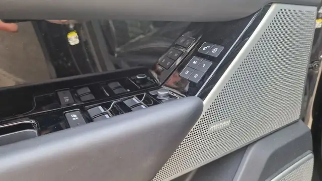 Land Rover Range Rover Velar P550 5.0  SV Allrad Dynamic Aut. Ansicht 21