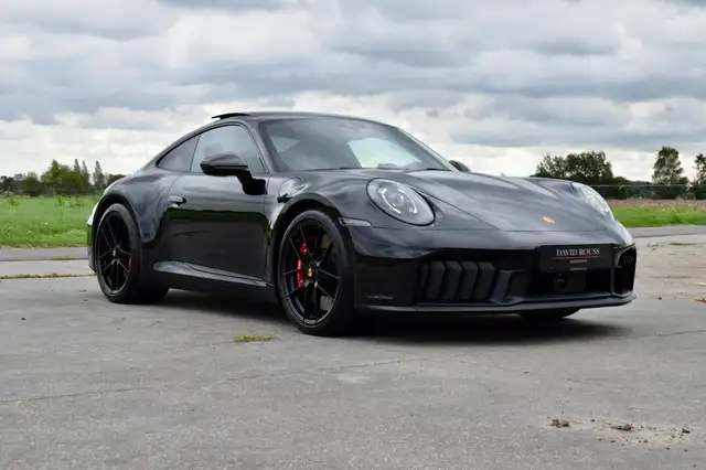 Porsche 911 view 5
