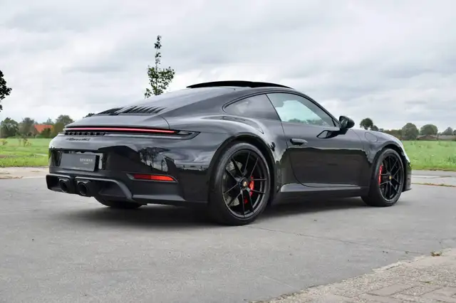Porsche 911 view 4