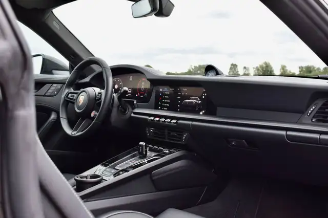 Porsche 911 view 8