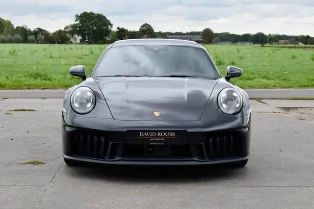 Porsche 911 view 6