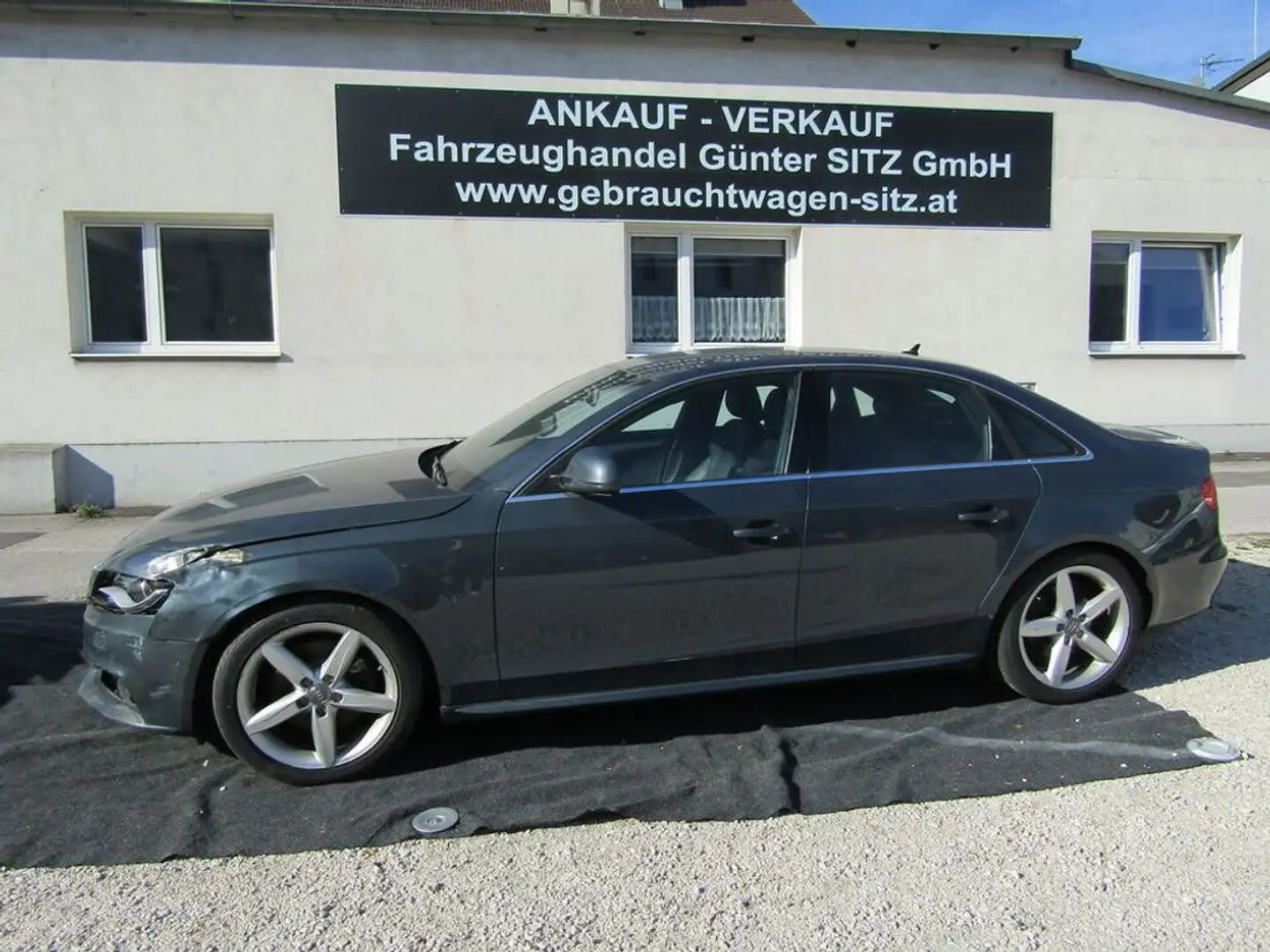 Audi A4 Basis Grau - 2