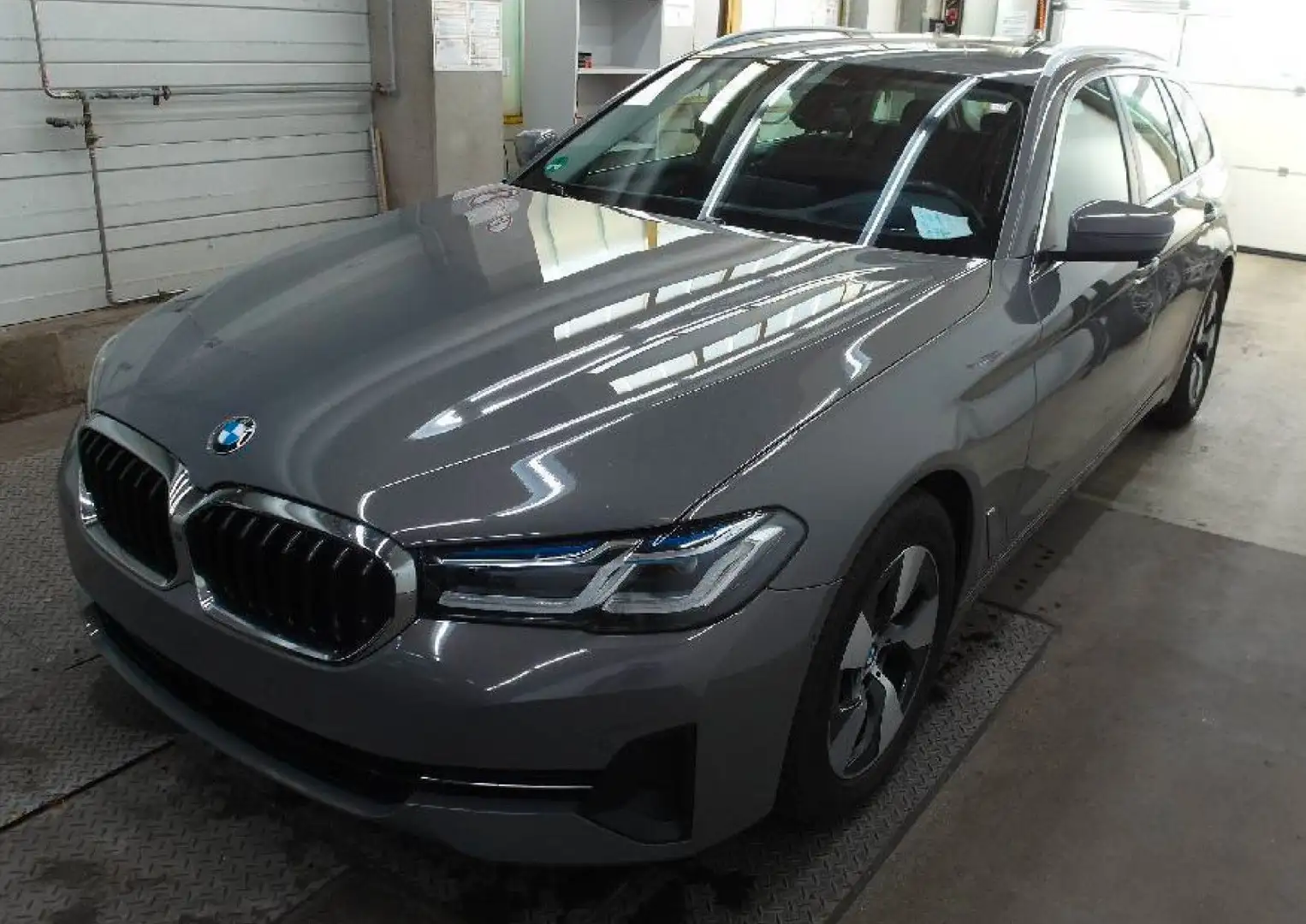BMW 520 d xDrive *1.Hd*Laser*4x4*AHK*KeyLess*Head-Up* Grau - 1