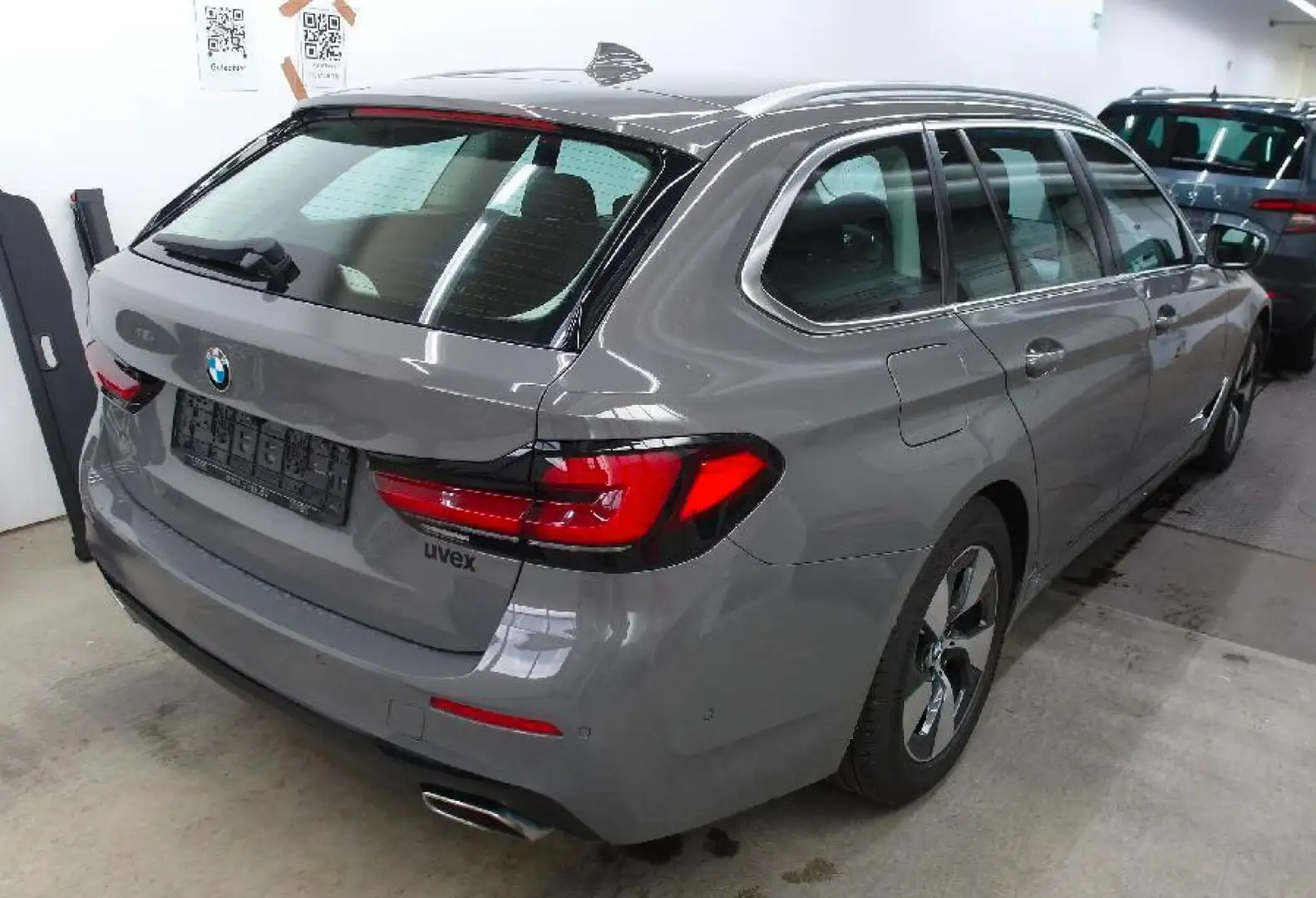 BMW 520 d xDrive *1.Hd*Laser*4x4*AHK*KeyLess*Head-Up* Grau - 2