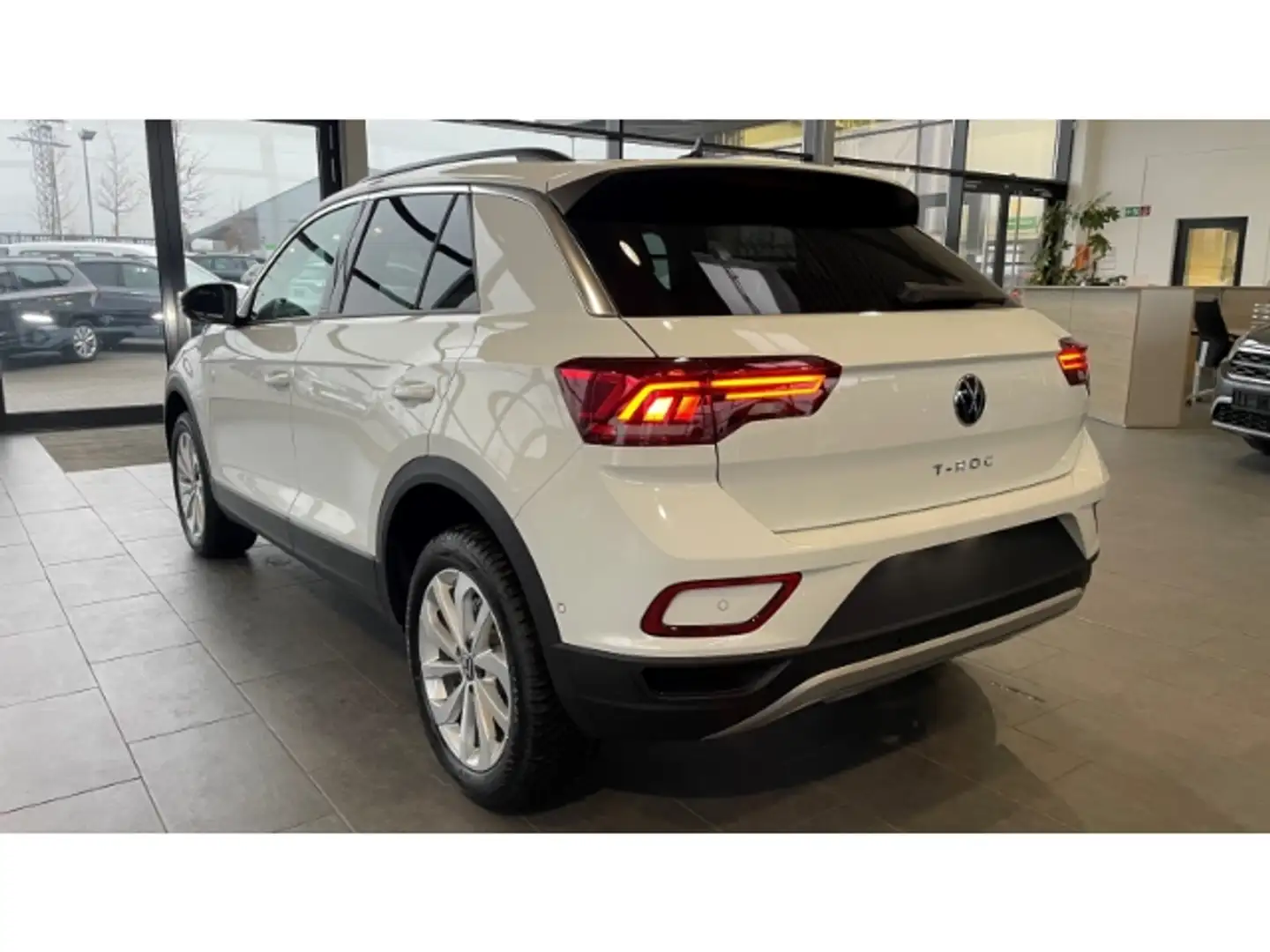 Volkswagen T-Roc Prime 1.5 TSI Navi AHK Keyless LED Kamera ACC Wint Белый - 2