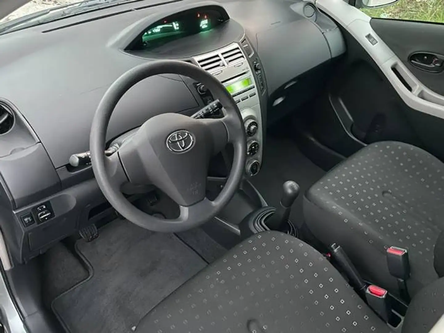 Toyota Yaris 1.3 VVT-i Sol Gris - 2