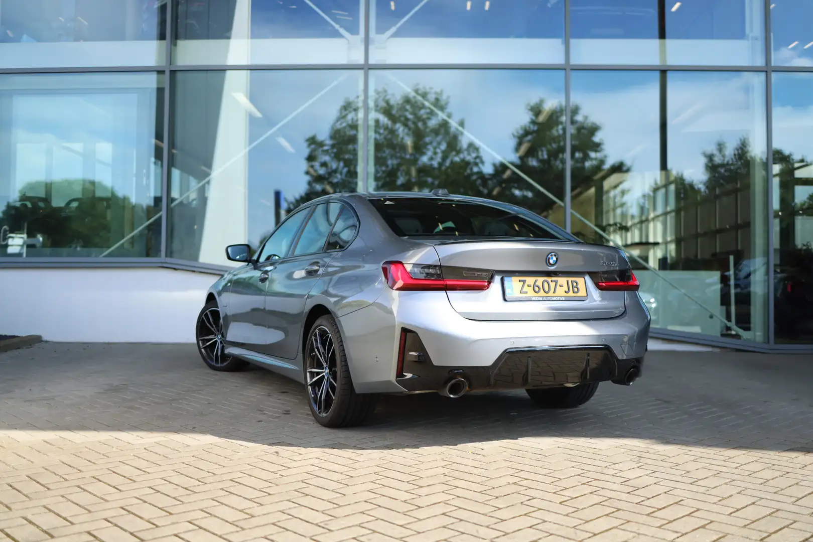 BMW 320 3-serie 320e | M-Sportpakket Pro | Trekhaak | Elek Grijs - 2