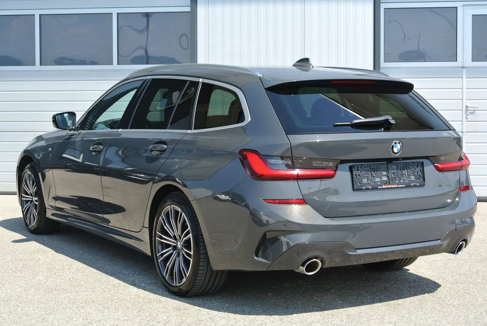 BMW 330 e touring xDrive ** M Paket ** virt. CP * LEDER * Grau - 2