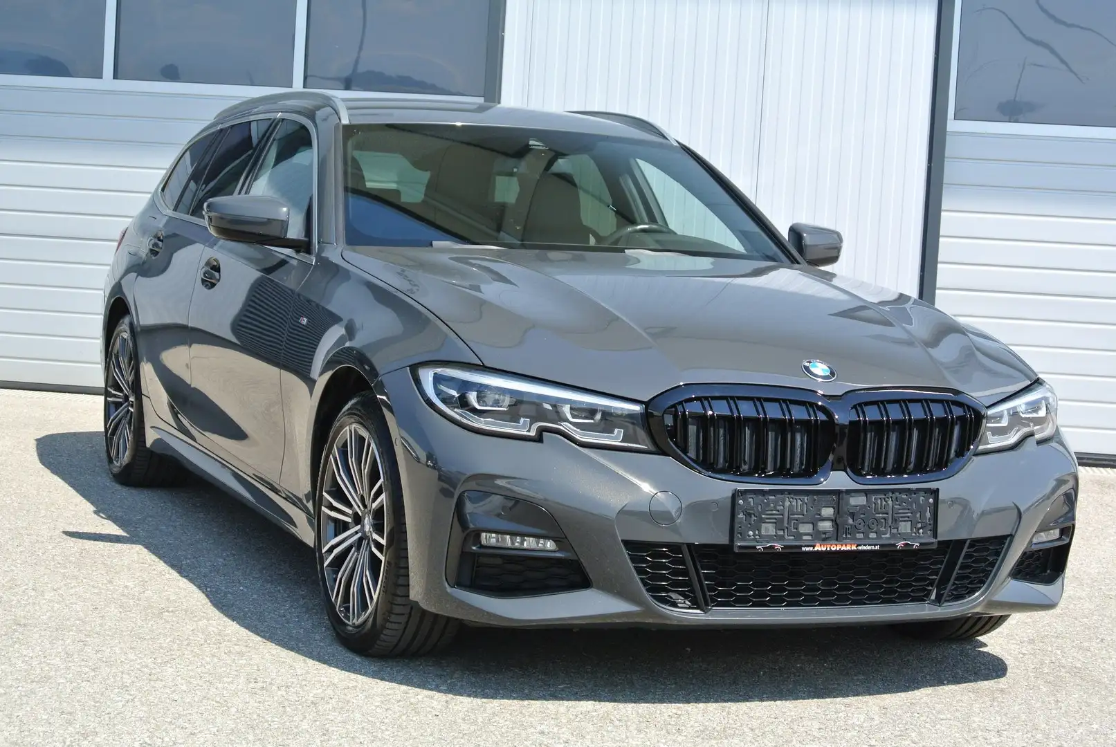 BMW 330 e touring xDrive ** M Paket ** virt. CP * LEDER * Grau - 1