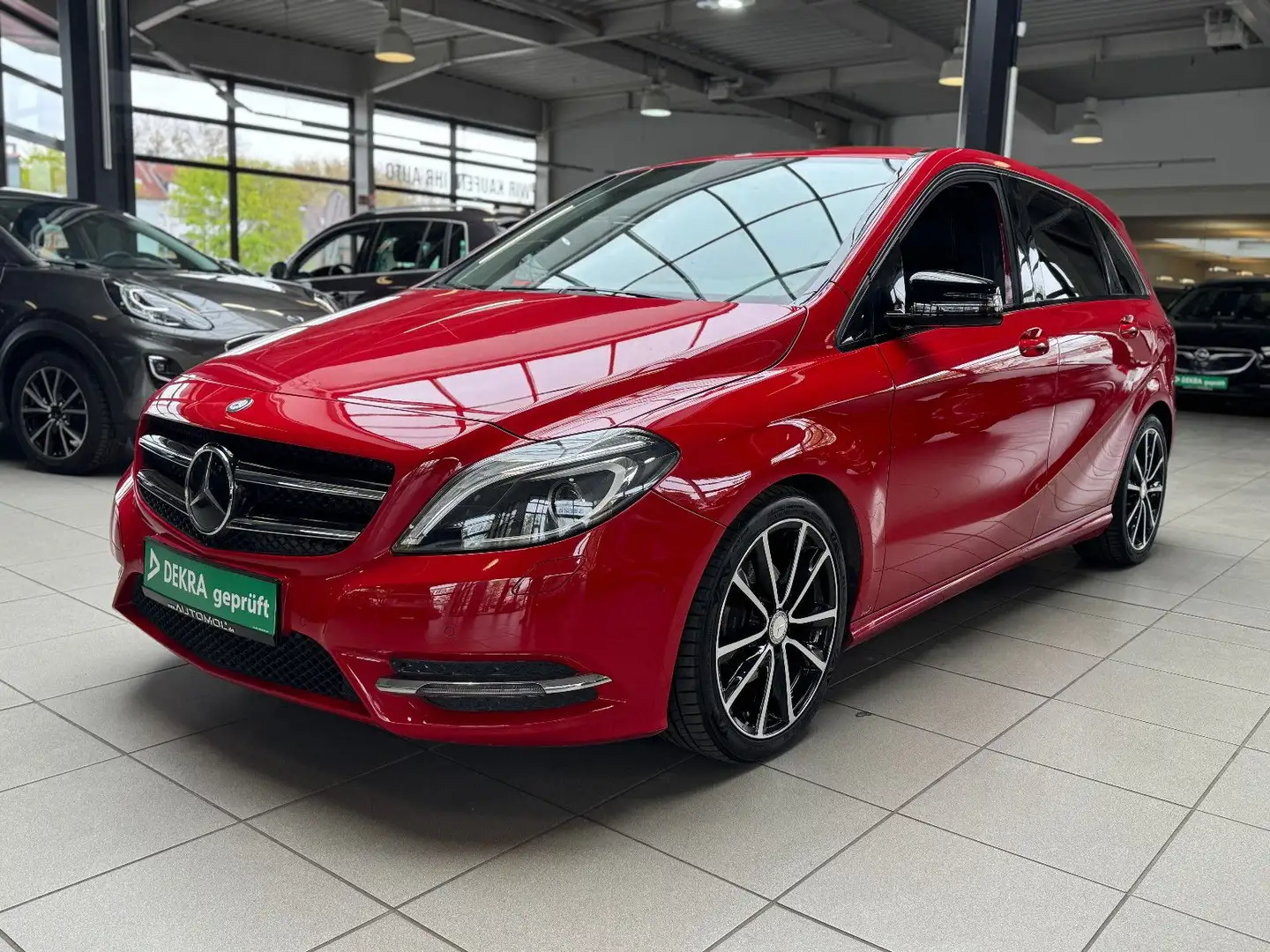 Mercedes-Benz B 200 Avantgarde *Bi-Xenon*Wenig KM*1.Hand* Rouge - 1