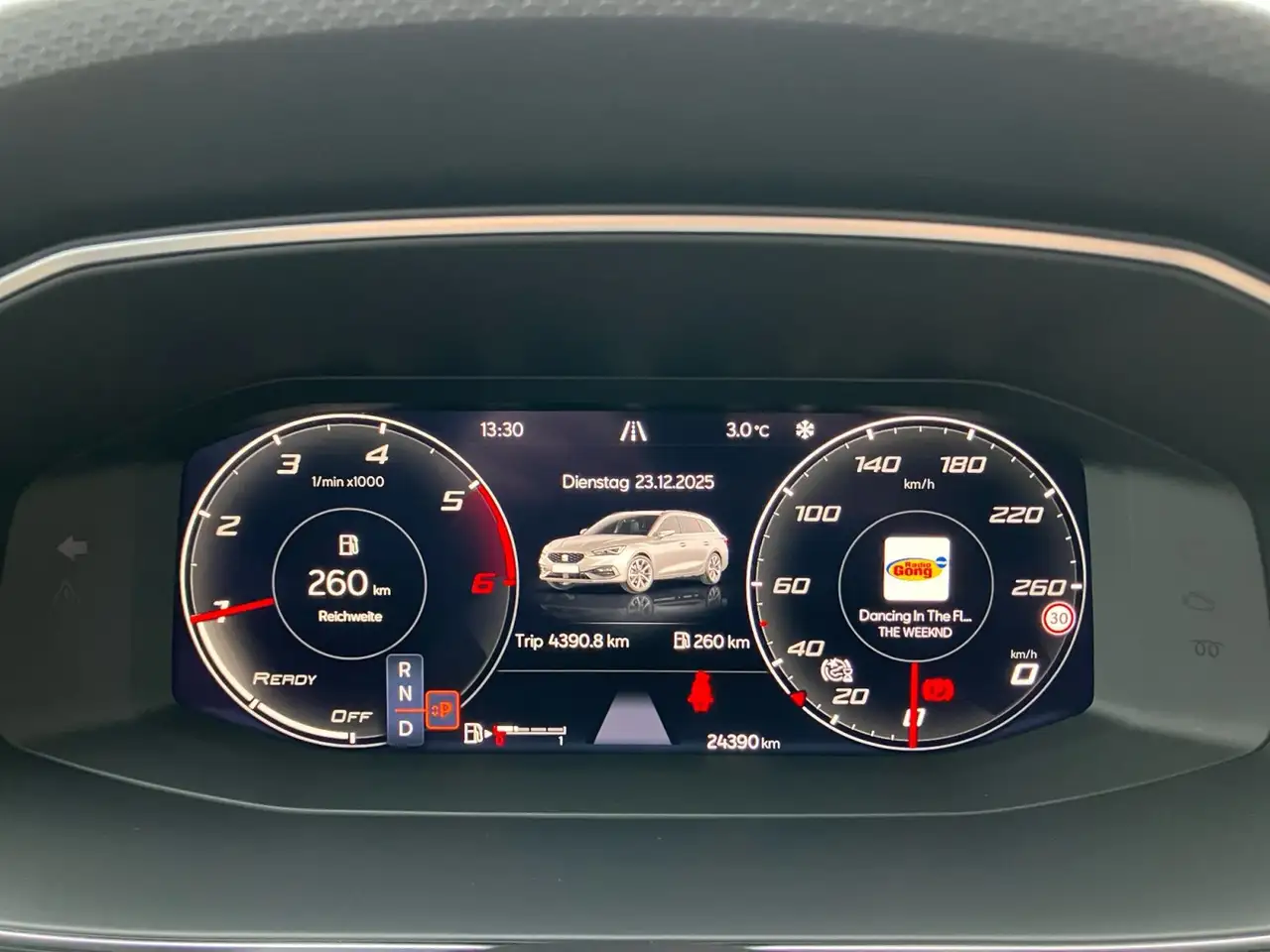 SEAT Leon Sportstourer FR 2.0TDI DSG / Navi, LED, RFK 10
