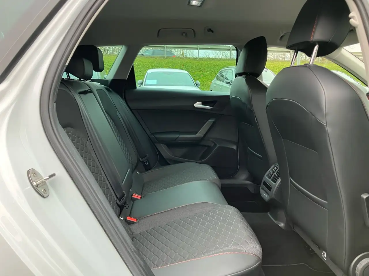 SEAT Leon Sportstourer FR 2.0TDI DSG / Navi, LED, RFK 14