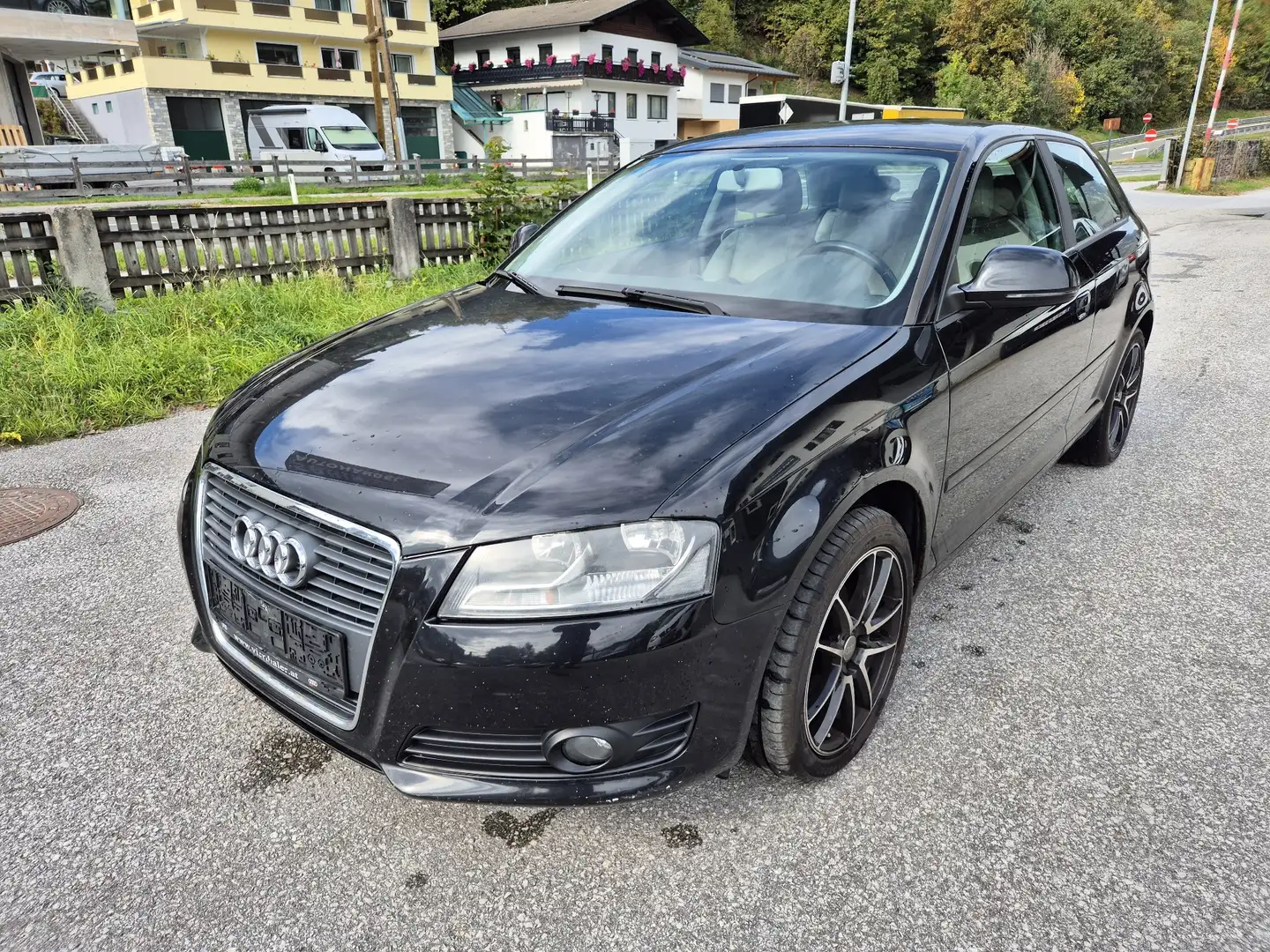 Audi A3 1.6 Attraction Schwarz - 1
