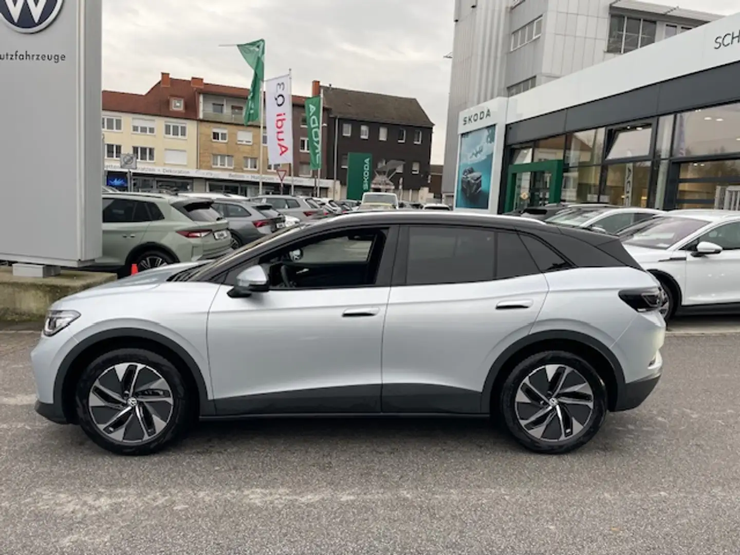 Volkswagen ID.4 Pro 210 kW Navi ACC SideAssist Wärmep. IQ-Light... Grau - 2