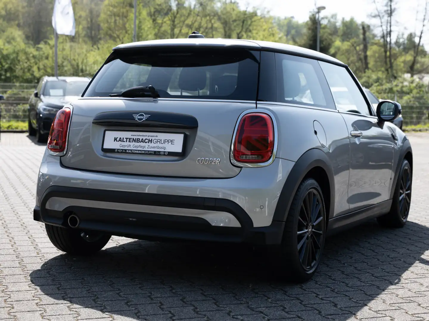 MINI Cooper Essential Trim LED SHZ PDC KLIMA Zilver - 2