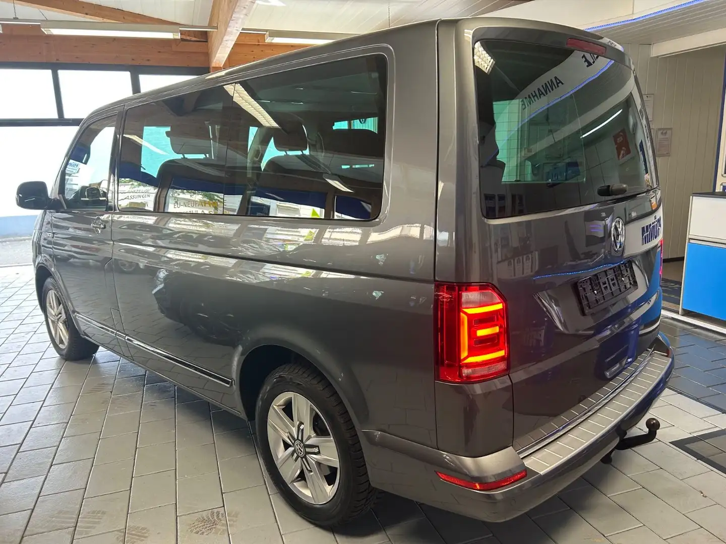 Volkswagen T6 Multivan Comfortline 2.0 TDI DSG LED/NAVI/AHK Gris - 2