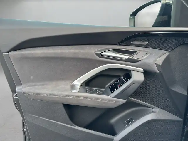 Audi SQ5 view 6