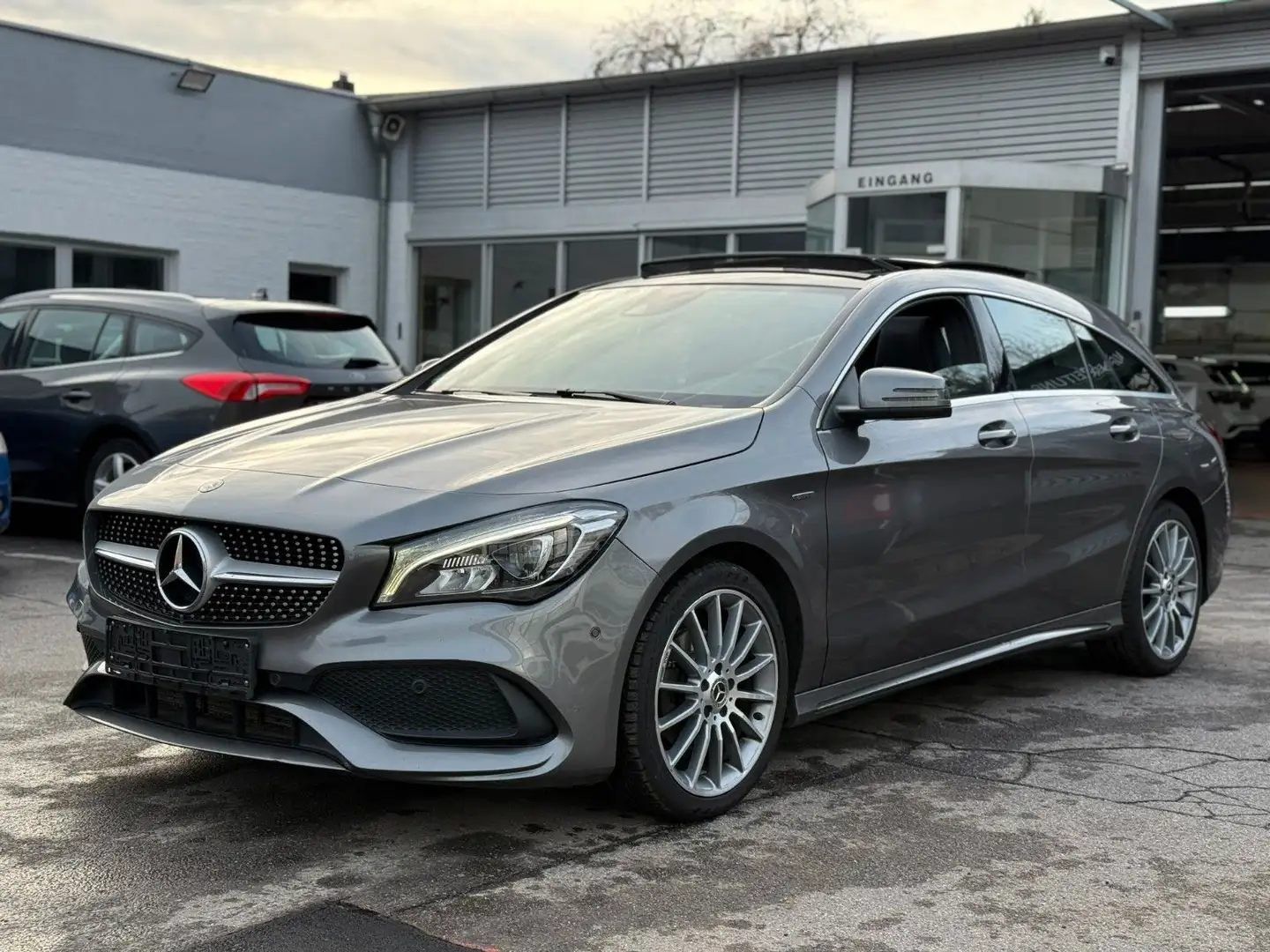Mercedes-Benz CLA 200 AMG Edition LED* Pano.* Grau - 1