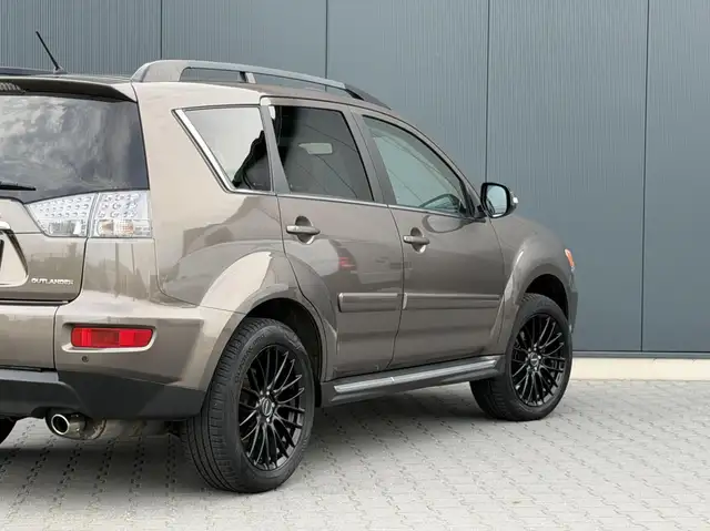 Mitsubishi Outlander view 5
