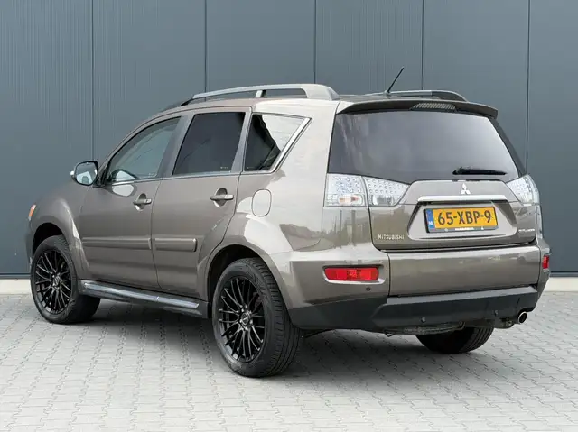 Mitsubishi Outlander view 3