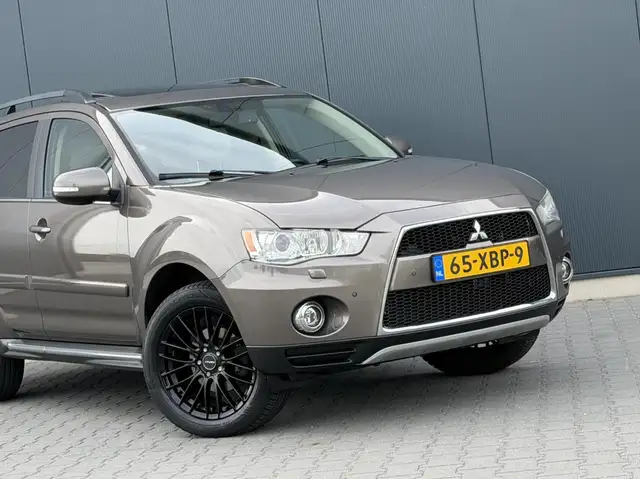 Mitsubishi Outlander view 12