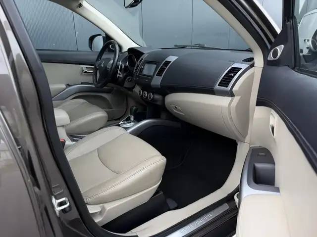 Mitsubishi Outlander view 17