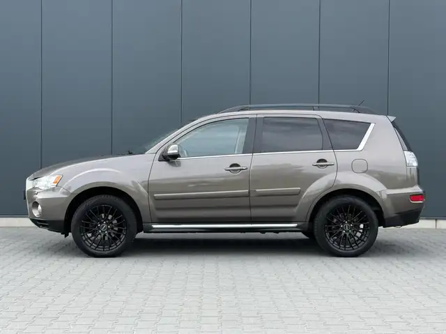 Mitsubishi Outlander view 9
