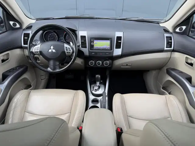 Mitsubishi Outlander view 15