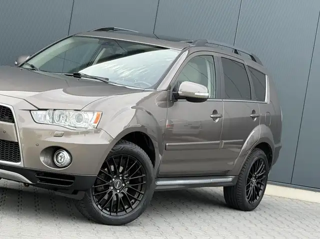 Mitsubishi Outlander view 6