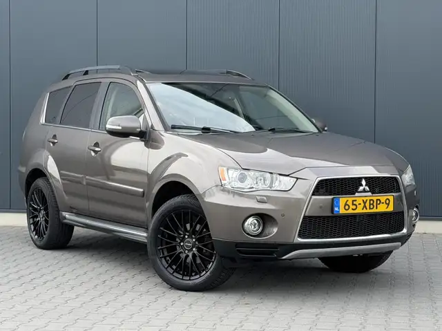 Mitsubishi Outlander view 2