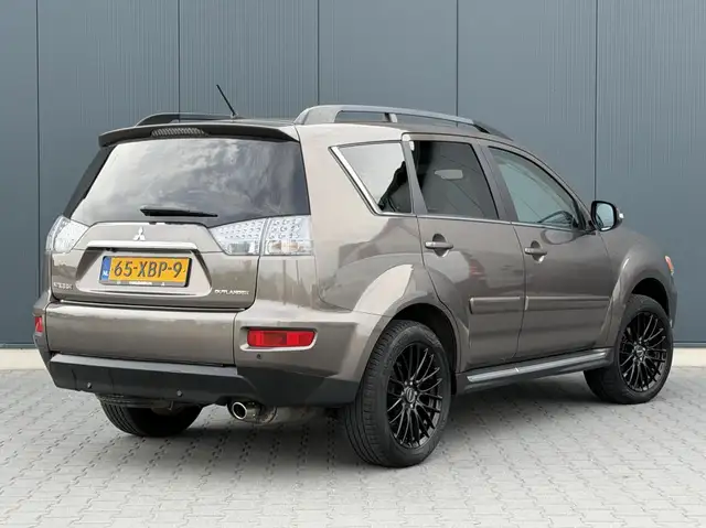 Mitsubishi Outlander view 4