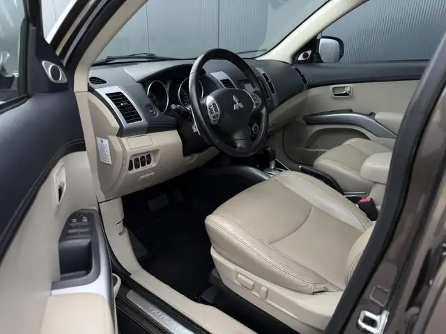 Mitsubishi Outlander view 16
