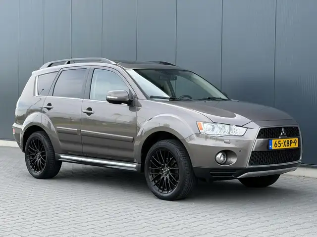 Mitsubishi Outlander view 10