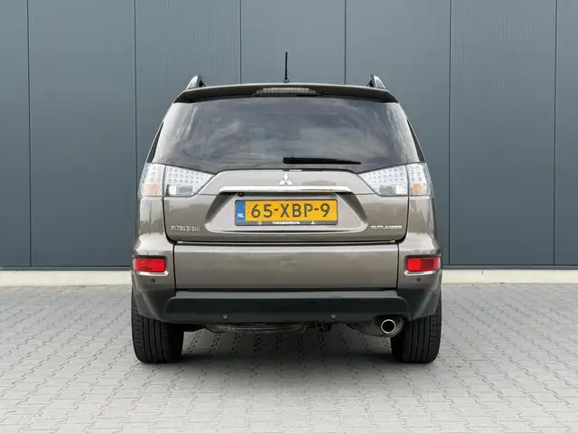 Mitsubishi Outlander view 8