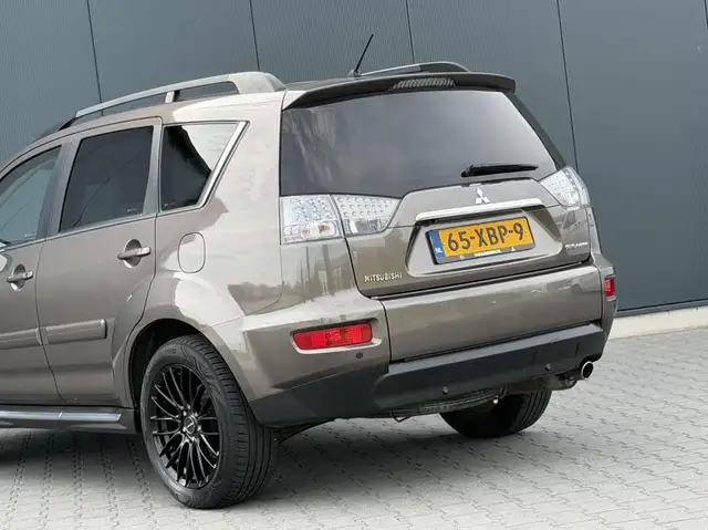 Mitsubishi Outlander view 13