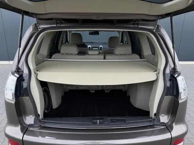 Mitsubishi Outlander view 26