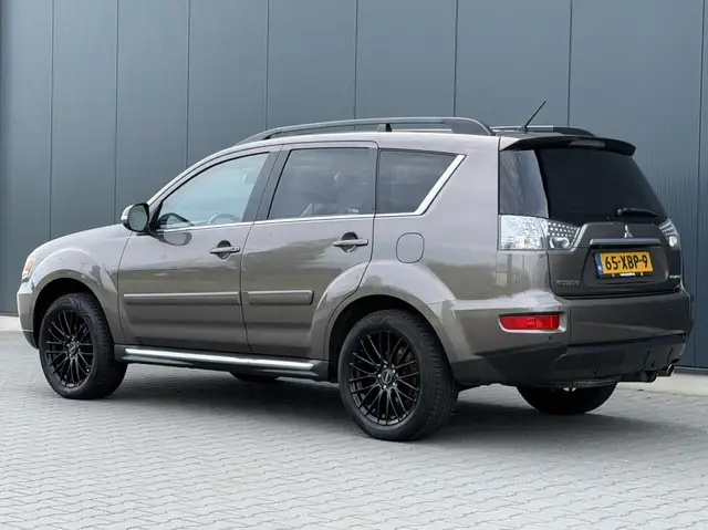 Mitsubishi Outlander view 11