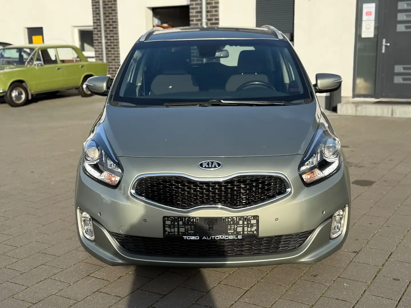 Kia Carens Dream Team*NAVI*KAMERA*AHK*SHZ*GEPLEGT* Beige - 2
