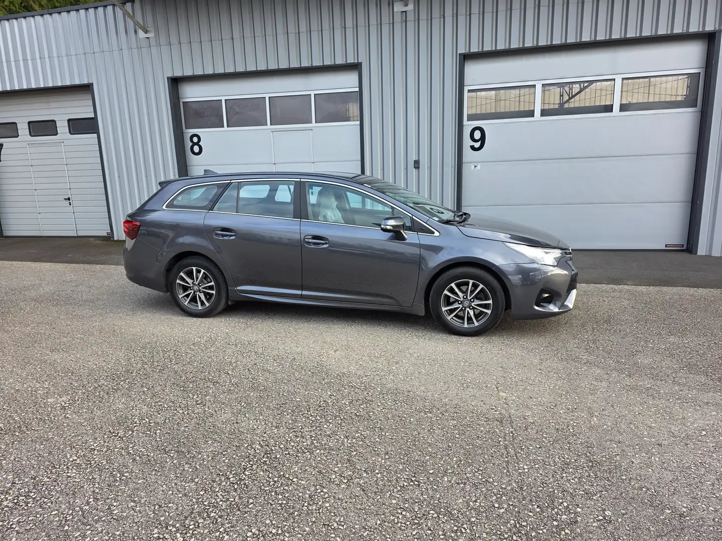 Toyota Avensis 1,6 D-4D Touring sport Grau - 1