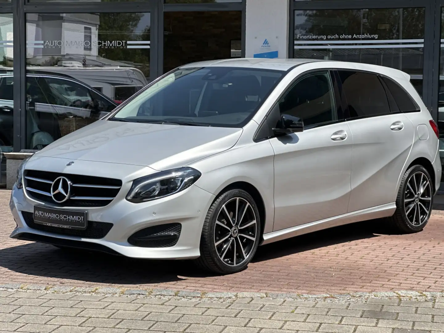 Mercedes-Benz B 180 7G-DCT Urban Style Edition Night Paket Silber - 1