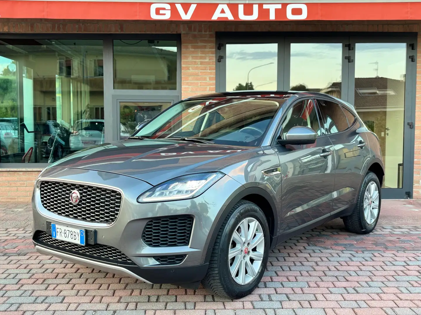 Jaguar E-Pace 2.0d R-Dynamic HSE AWD Gris - 1