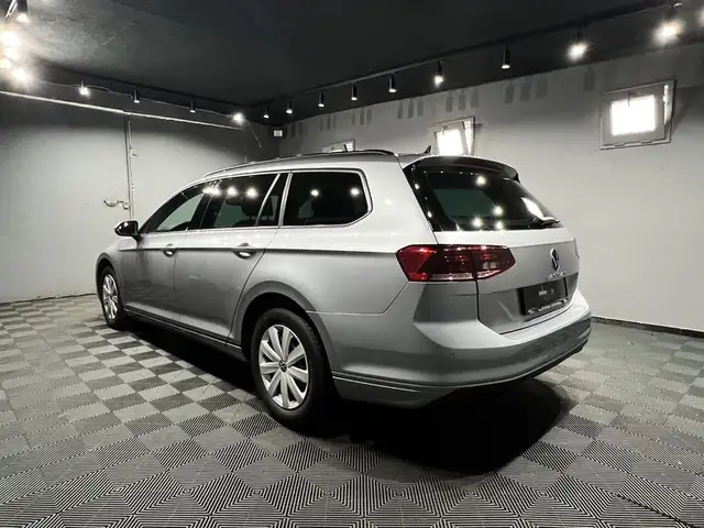 Volkswagen Passat view 3