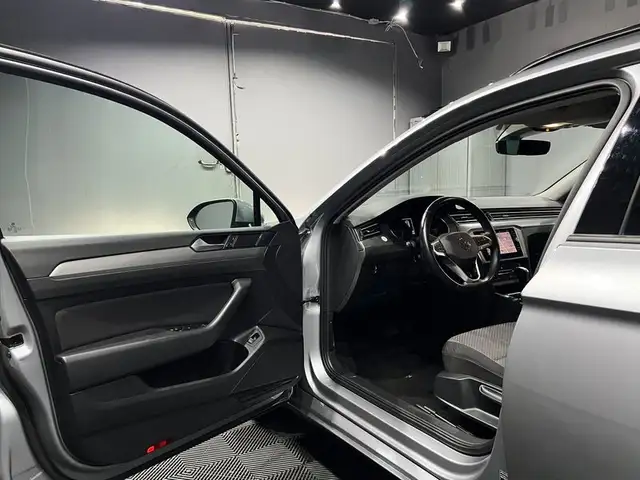 Volkswagen Passat view 8