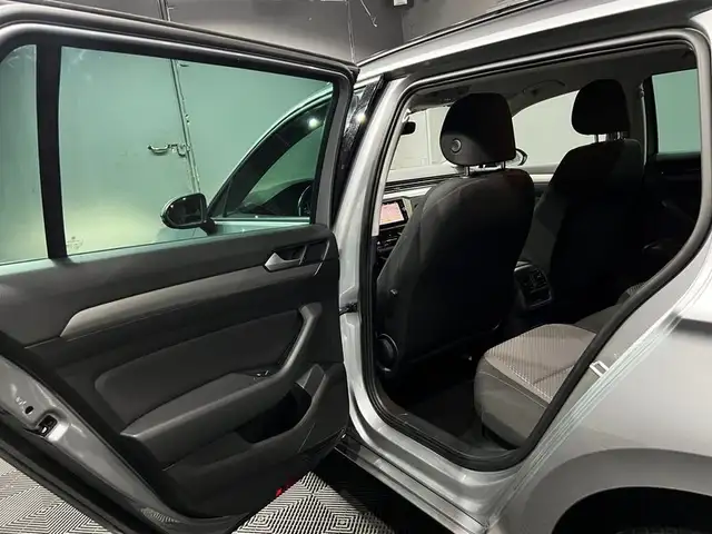Volkswagen Passat view 9