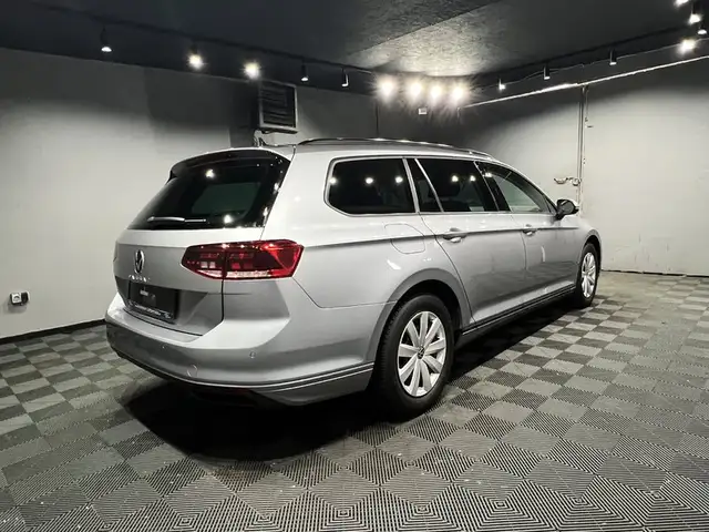Volkswagen Passat view 4