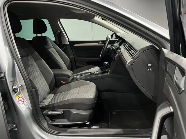 Volkswagen Passat view 10