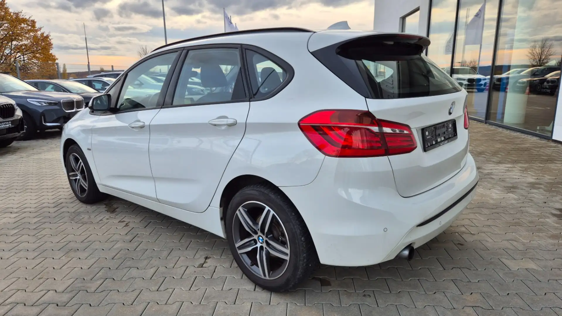 BMW 218 i Active Tourer Sport-L/LED/Navi/ParkAss/Alarm Weiß - 2